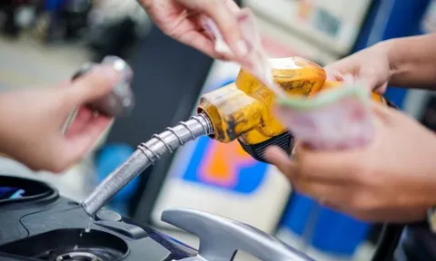 Giá xăng tăng mạnh, RON95 vượt 30.600 đồng/lít