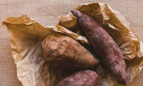 Mang giỏ khoai lang tới biếu thông gia giàu, người phụ nữ nghèo rơi nước mắt