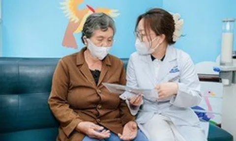 Long Châu và Abbott miễn phí 2.000 liều vắc xin cúm đến người dân miền Trung