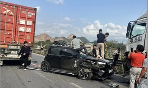 Ô tô 650 triệu đồng bị container kẹp trên cao tốc đi Hà Nội mà tài xế vẫn sống sót, hãng xe nào đứng sau độ an toàn này?