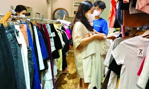 Một năm không mua quần áo mới: Tôi kiếm thêm bộn tiền từ quần áo cũ