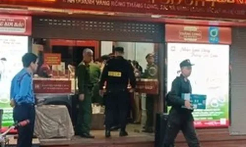 Cảnh sát thu giữ nhiều tài liệu tại cửa hàng vàng Bảo Tín Minh Châu