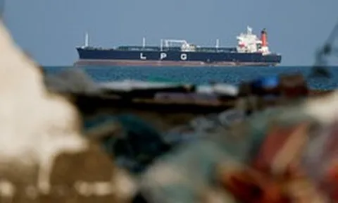 Được Iran 'bật đèn xanh', 2 tàu chở hàng ung dung vượt eo biển Hormuz hướng thẳng đến một quốc gia, không phải Nga hay Trung Quốc