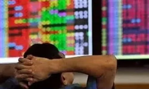 Chứng khoán ngập trong sắc đỏ