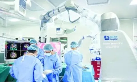 Việt Nam lần đầu tiên có phẫu thuật thay khớp bằng robot AI, được cơ quan Mỹ công nhận