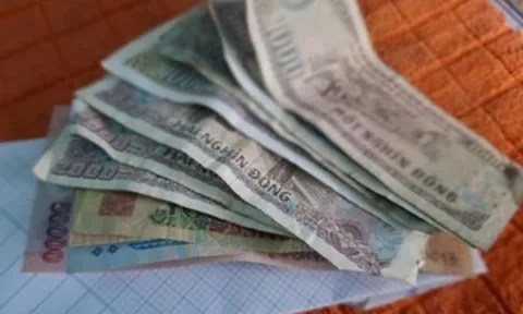 Mở chiếc phong bì viếng cha, các con lặng người khi đọc mẩu giấy bên trong