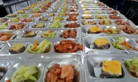 Vụ thịt lợn dịch vào trường học: Thấy gì về thị trường suất ăn tỷ USD tại Việt Nam?