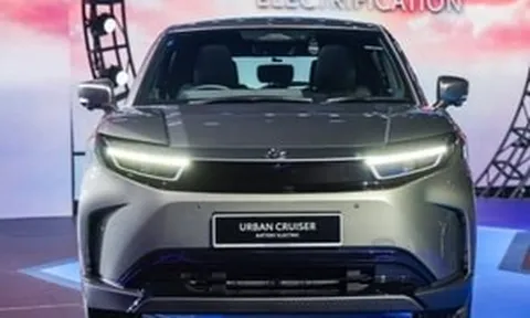 Kiên quyết ‘so kè’ đến cùng với Mazda CX-5, Toyota vừa ra mắt mẫu SUV điện thiết kế lai với Camry, pin đã xứng tầm: Giá có 'rẻ như cho' không?