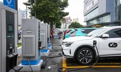 Xe nhập ồ ạt nhưng vì sao trạm sạc xe điện ngoại vẫn là ‘bài toán khó’ ở Việt Nam?