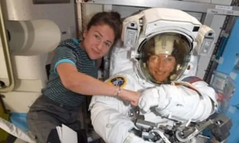 Lên vũ trụ, phụ nữ 'chịu thiệt' hơn đàn ông? Sự thật ít người biết phía sau các sứ mệnh không gian