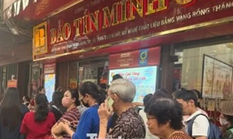 Cửa hàng Bảo Tín Minh Châu tấp nập khách mua vàng