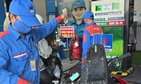 Giá xăng dầu tăng cao, vì sao chiết khấu có lúc 0 đồng?