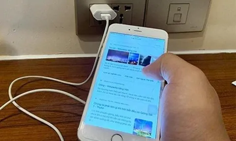 Vì sao nhiều người tê tay khi dùng điện thoại đang sạc?