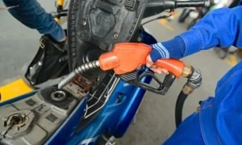 Giá dầu diesel hạ gần 10.000 đồng/lít từ 15h30 chiều nay
