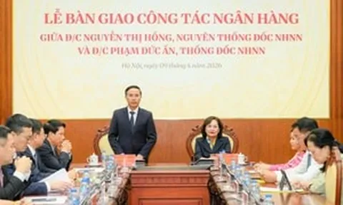 'Chuyển giao quyền lực' tại NHNN: Phó Chủ tịch Quốc hội Nguyễn Thị Hồng bàn giao, tân Thống đốc NHNN Phạm Đức Ấn tiếp quản 'ghế nóng'