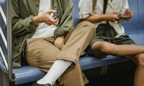 'Nhìn trộm màn hình điện thoại': Thú vui thầm lặng của nhiều người nơi công cộng