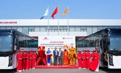 Lô 10 xe bus KIMLONG99-N47 cập bến Sài Gòn Việt: Nước cờ đón đầu mùa cao điểm du lịch