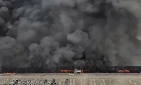 Gara cao tầng của gã khổng lồ xe điện chìm trong biển lửa, hàng loạt xe biến thành sắt vụn