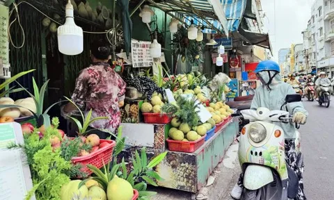 Nắng gắt, quán nước vẫn ế khách