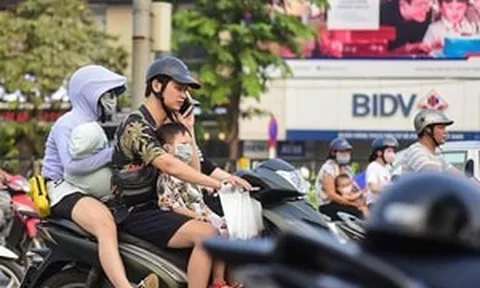 Dùng loại thiết bị quen mặt này khi điều khiển xe máy có thể bị phạt rất nặng, người dân cần lưu ý tránh 'tiền mất tật mang'