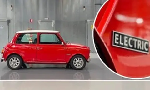 Nếu bạn thấy 1 chiếc xe từ thời xa xưa đang cắm sạc điện thì cũng đừng giật mình