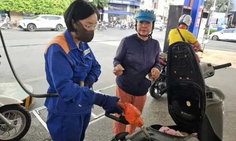 Giá xăng tiếp tục giảm, RON95 còn hơn 22.000 đồng/lít