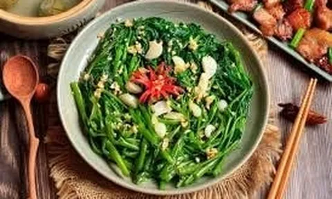 Loại rau rẻ bèo, là siêu thực phẩm quốc dân bán đầy chợ Việt nhưng tại Mỹ bị truy quét vì quá nguy hiểm