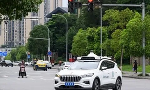 200 robotaxi 'đóng băng' giữa đường, Trung Quốc phanh gấp làn sóng cấp phép xe tự lái