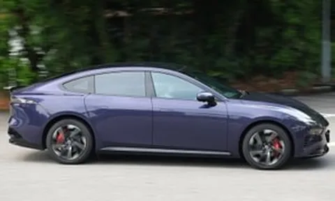 Mẫu sedan mới sắp ra mắt thị trường Việt Nam: Kích thước tương đương Toyota Camry, cửa cắt kéo, ngoại hình thể thao, ngập tràn công nghệ siêu xe