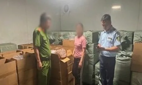 Phát hiện kho thực phẩm bẩn khủng ở Quảng Ninh: 292 thùng lòng lợn sấy rỉ nước, bốc mùi nồng nặc