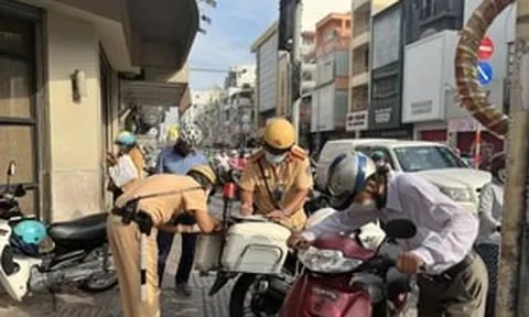 Từ nay, những người đi xe máy lên vỉa hè có thể bị phạt đến 6 triệu đồng