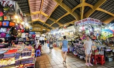 'Lì' như Saigon Square, chợ Bến Thành: Hàng giả vẫn bày bán công khai, tiểu thương 'phím' nhau tẩu tán
