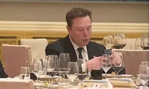 Dù sở hữu đế chế công nghệ riêng, Elon Musk vẫn dùng chiếc điện thoại này khi tới Trung Quốc, màu sắc chiếc máy mới gây chú ý