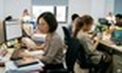 Đồng nghiệp gen Z vừa than 'bị dí deadline’ vừa miệt mài xem TikTok