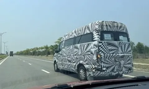 Mẫu minibus chưa rõ danh tính xuất hiện tại Việt Nam, dân mạng phát hiện chi tiết đáng chú ý