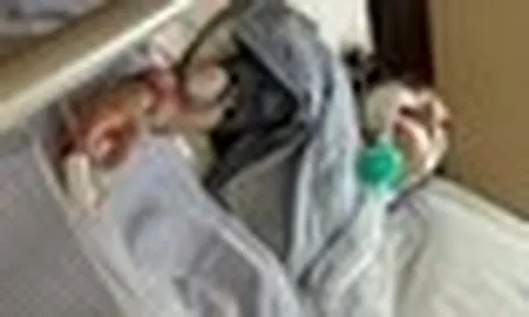 Bà mẹ 2 con 38 tuổi bật khóc khi phát hiện ung thư giai đoạn 3: "Tôi không biết đó là triệu chứng, tưởng ai cũng gặp"