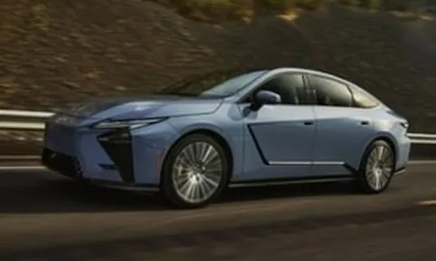 Vén màn bí mật đằng sau quyết định mạo hiểm của Lexus: Tại sao họ vẫn kiên quyết bám trụ với dòng xe sedan gầm thấp giữa thời đại xe đa dụng lên ngôi?
