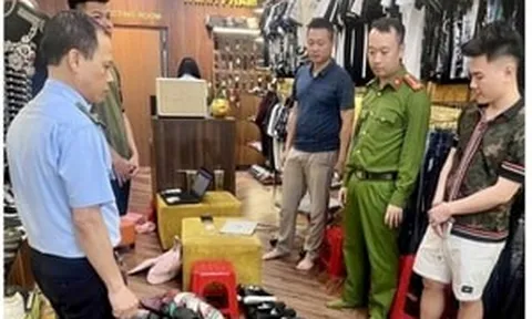 Không tem mác và hóa đơn chứng từ, hàng chục đôi dép giả mạo các thương hiệu quốc tế vừa bị thu giữ tại một cửa hàng tại phường Nam Định