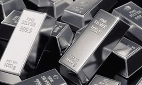 Một tổ chức "xả" hàng chục tấn bạc chỉ trong một ngày