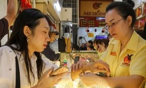 Lý do nhiều người dồn tiền mua vàng trang sức