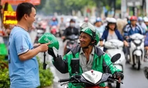 Những người lái xe công nghệ, bán hàng online có thể phải thực hiện chính sách bắt buộc này