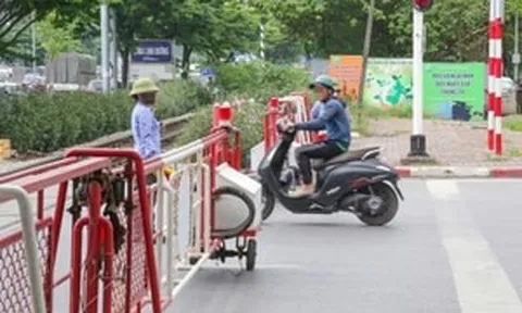 Những người đi xe máy có thói quen qua đường sắt kiểu này sẽ bị phạt ngay 6.000.000 đồng