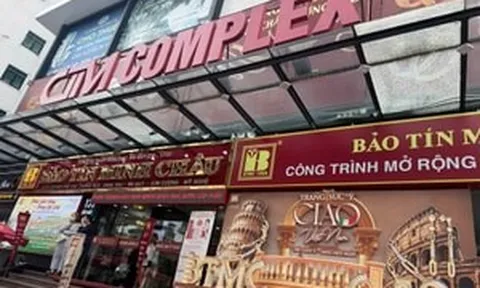 Cảnh tượng lạ xảy ra tại các cửa hàng vàng trong bối cảnh giá vàng chạm đáy nhiều tháng