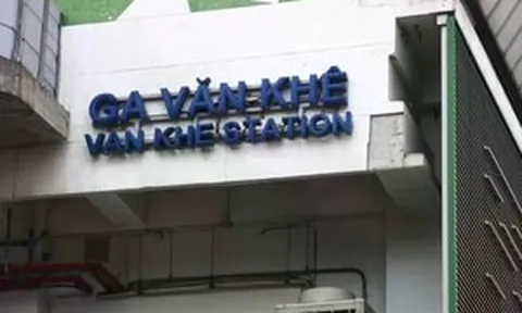 Mảng vữa dày 5 cm từ nhà ga metro Văn Khê rơi trúng xe buýt đang chạy