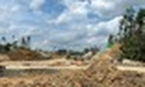 Phát hiện loạt xe ủi Trung Quốc rầm rộ san phẳng rừng rậm, xây công trình 'thế kỷ' trị giá hàng chục tỷ USD, rộng gần 2.600 km² tại nước láng giềng Việt Nam