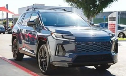 Mẫu SUV của Toyota khiến đại lý 'không kịp thở', xe vừa về đã hết sạch