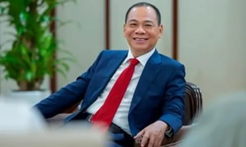 Tỷ phú Phạm Nhật Vượng bất ngờ xuất hiện tại LPBank