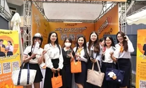 Gần 10.000 nhân viên LPBank nhận lì xì 680.000 đồng/người trong ngày đón 'đại cổ đông' giàu nhất Đông Nam Á