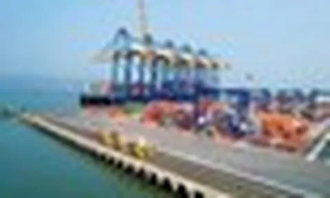 Việt Nam vừa đón một con tàu siêu trọng dài 399m, lớn nhất thế giới