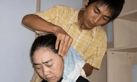 Nam sinh 18 năm trước từng cõng mẹ đến nhập học Đại học, quyết từ chối lương 2,1 tỷ để về quê nơi vùng cao, hiện làm công việc gì?